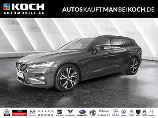 Schräge Frontansicht auf einen Volvo V60 , freigestellt