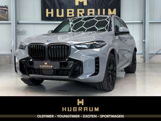 Schräge Frontansicht auf einen BMW X5 , freigestellt