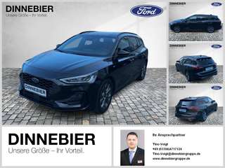 Schräge Frontansicht auf einen Ford Focus , freigestellt