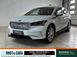 Schräge Frontansicht auf einen Skoda Enyaq , freigestellt
