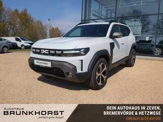 Schräge Frontansicht auf einen Dacia Duster , freigestellt