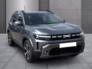 Schräge Frontansicht auf einen Dacia Duster , freigestellt