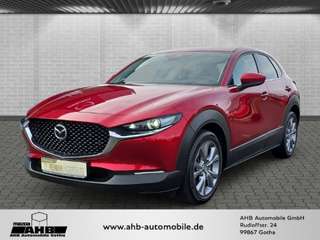 Schräge Frontansicht auf einen Mazda CX-30 , freigestellt