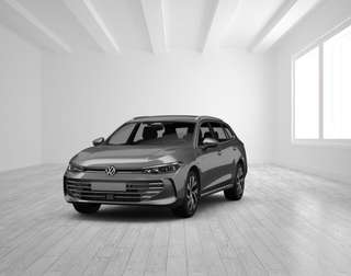 Schräge Frontansicht auf einen Volkswagen Passat , freigestellt