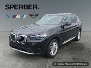 Schräge Frontansicht auf einen BMW X3 , freigestellt