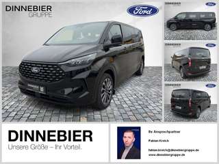 Schräge Frontansicht auf einen Ford Tourneo Custom , freigestellt