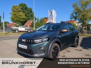 Schräge Frontansicht auf einen Dacia Sandero , freigestellt