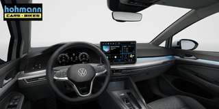Schräge Frontansicht auf einen Volkswagen Golf , freigestellt