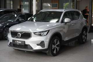 Schräge Frontansicht auf einen Volvo XC40 , freigestellt