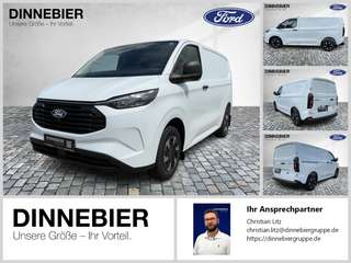 Schräge Frontansicht auf einen Ford Transit Custom , freigestellt
