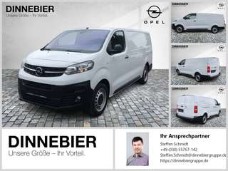 Schräge Frontansicht auf einen Opel Vivaro , freigestellt