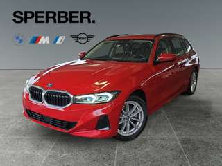 Schräge Frontansicht auf einen BMW 3er-Reihe , freigestellt