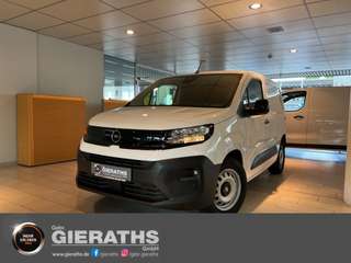 Schräge Frontansicht auf einen Opel Combo Electric , freigestellt