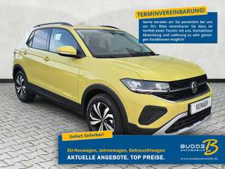 Schräge Frontansicht auf einen Volkswagen T-Cross , freigestellt