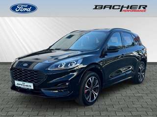 Schräge Frontansicht auf einen Ford Kuga , freigestellt