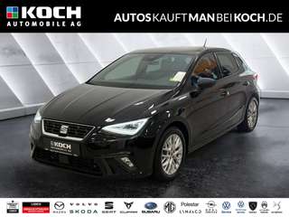 Schräge Frontansicht auf einen SEAT Ibiza , freigestellt