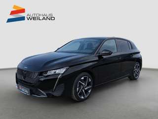 Schräge Frontansicht auf einen Peugeot 308 , freigestellt