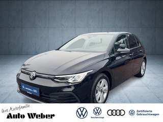 Schräge Frontansicht auf einen Volkswagen Golf , freigestellt