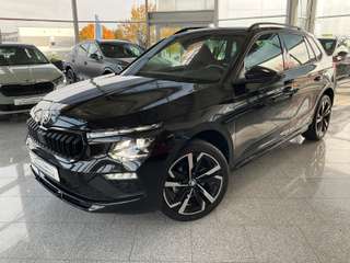 Schräge Frontansicht auf einen Skoda Kamiq , freigestellt