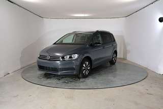 Schräge Frontansicht auf einen Volkswagen Touran , freigestellt