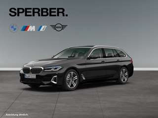 Schräge Frontansicht auf einen BMW 5er-Reihe , freigestellt