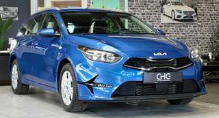 Schräge Frontansicht auf einen Kia cee'd , freigestellt