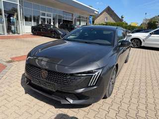 Schräge Frontansicht auf einen Peugeot 508 , freigestellt