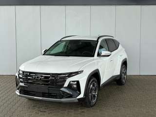 Schräge Frontansicht auf einen Hyundai Tucson , freigestellt