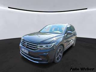 Schräge Frontansicht auf einen Volkswagen Tiguan , freigestellt