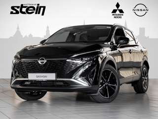 Schräge Frontansicht auf einen Nissan Qashqai , freigestellt