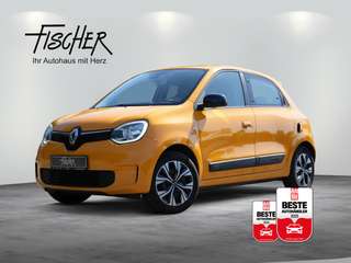 Schräge Frontansicht auf einen Renault Twingo , freigestellt