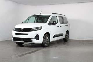 Schräge Frontansicht auf einen Opel Combo , freigestellt
