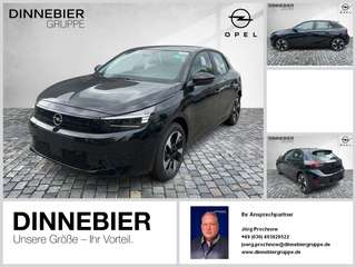 Schräge Frontansicht auf einen Opel Corsa , freigestellt