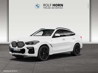 Schräge Frontansicht auf einen BMW X6 , freigestellt