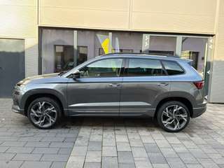 Schräge Frontansicht auf einen Skoda Karoq , freigestellt