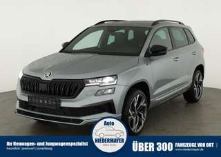Schräge Frontansicht auf einen Skoda Karoq , freigestellt