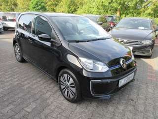 Schräge Frontansicht auf einen Volkswagen up! , freigestellt