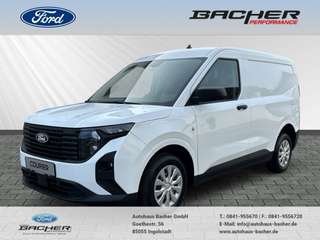 Schräge Frontansicht auf einen Ford Transit Courier , freigestellt
