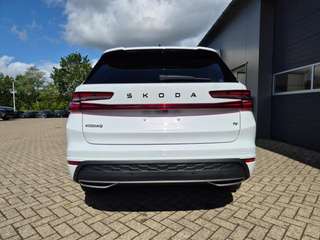 Schräge Frontansicht auf einen Skoda Kodiaq , freigestellt