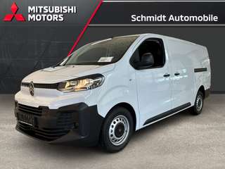 Schräge Frontansicht auf einen Citroën Jumpy , freigestellt