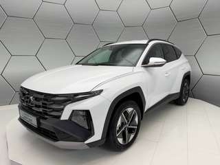Schräge Frontansicht auf einen Hyundai Tucson , freigestellt