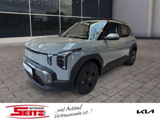 Schräge Frontansicht auf einen Kia EV2 , freigestellt