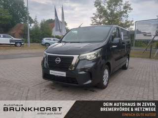 Schräge Frontansicht auf einen Nissan Primastar , freigestellt