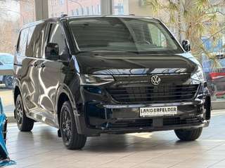 Schräge Frontansicht auf einen Volkswagen Transporter , freigestellt