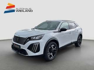 Schräge Frontansicht auf einen Peugeot 2008 , freigestellt