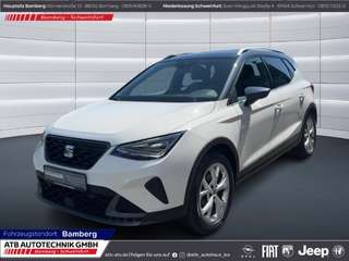 Schräge Frontansicht auf einen SEAT Arona , freigestellt