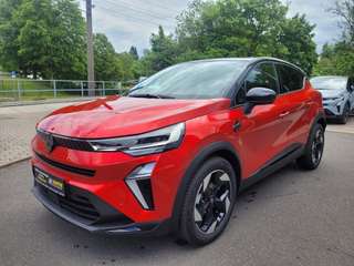 Schräge Frontansicht auf einen Renault Captur , freigestellt