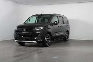 Schräge Frontansicht auf einen Opel Combo , freigestellt