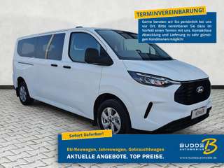 Schräge Frontansicht auf einen Ford Transit Custom , freigestellt