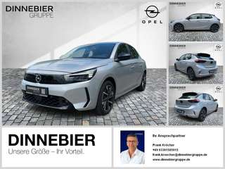 Schräge Frontansicht auf einen Opel Corsa , freigestellt
